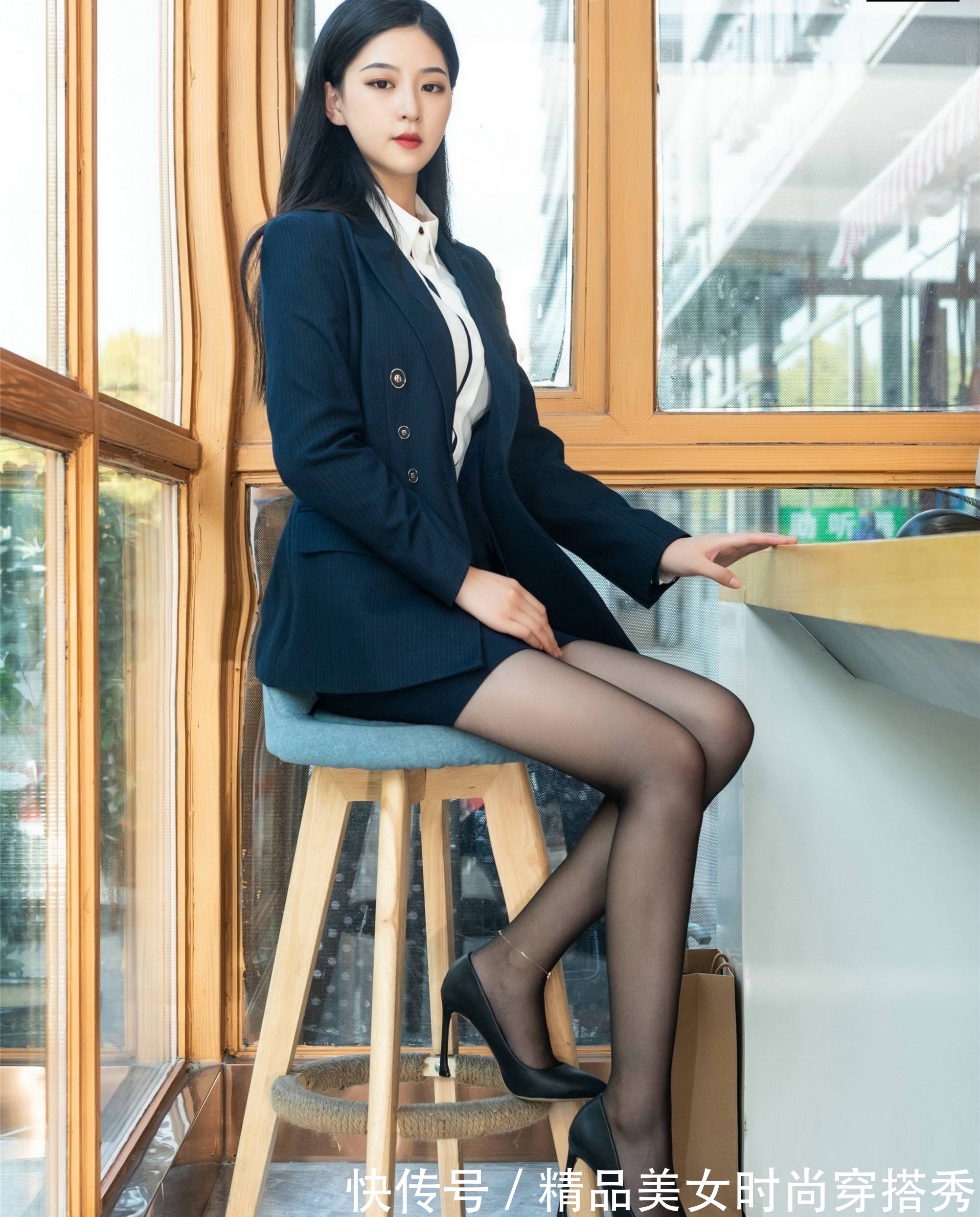 高跟鞋 简约中带点个性!经典的黑白搭配展现职场女性魅力