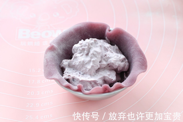 风靡朋友圈的网红小甜品,没有烤箱也能做,软糯香甜一口气能吃仨