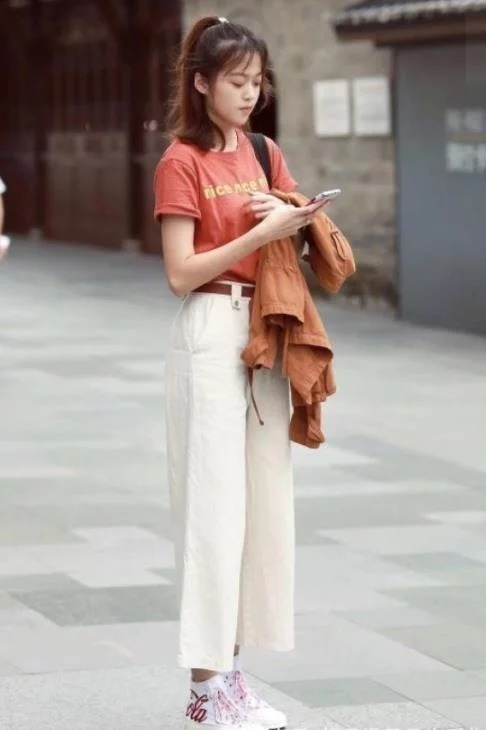 街拍:美女浅蓝色衬衣配紧身牛仔,长相清秀,温婉可人