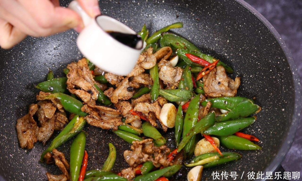 辣椒炒肉之谜：先炒辣椒还是先炒肉？这么多年的疑惑终于解开了