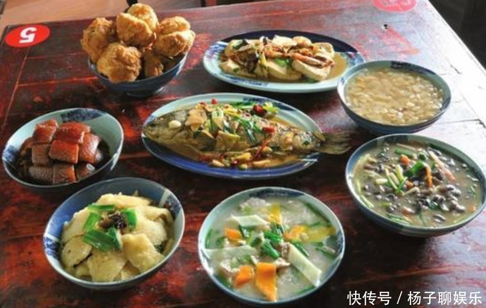 “八大碗”又称“老八碗”,食后唇齿留香,回味无穷,赞不绝口