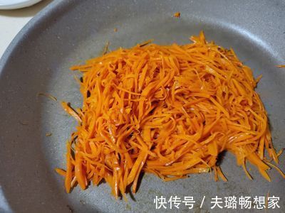 懒人版|早餐经常来不及做教你懒人版胡萝卜鸡蛋饼做法,营养丰富还美味