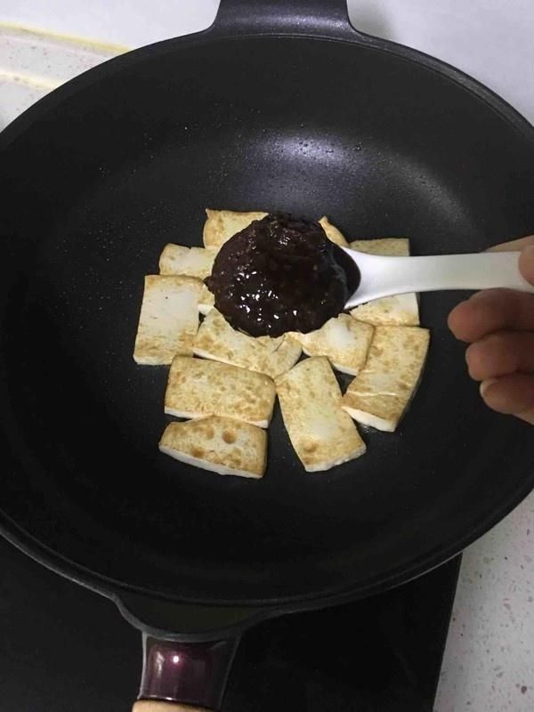 不粘锅|煎豆腐,别直接下油锅,多加这“1步”,豆腐不粘锅还不会碎