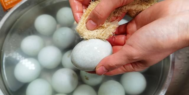 腌制|咸鸭蛋别用盐水腌制,教你“这样”腌,起沙还流油,一次能吃3个