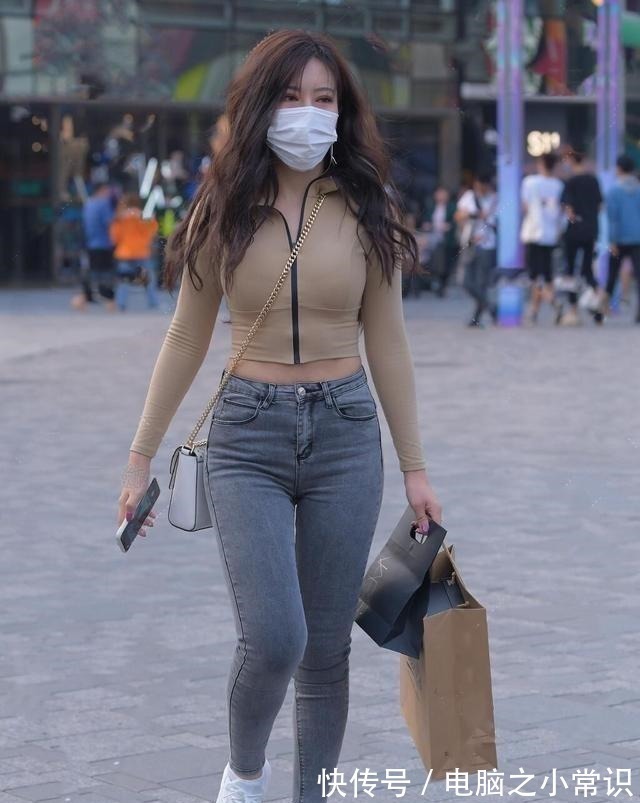 装束 灰黄色拉链上衣搭配高帮小白鞋,潮流搭配,彰显自我风格!