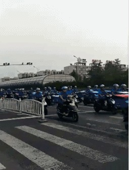 |搞笑GIF：当空姐也不容易啊，下班后没想到是这样子呢