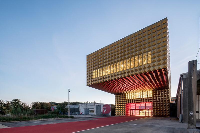 挑战|摇滚博物馆挑战地心引力、布满金色饰钉的建筑设计