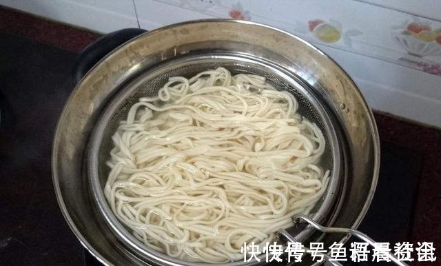 面条|煮面条，开水下锅是错！面馆老板这么煮，面条爽滑筋道，不粘不坨