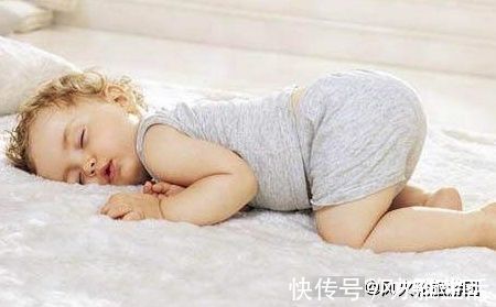 宝宝|新生宝宝睡觉一惊一乍是怎么回事?早知早受益