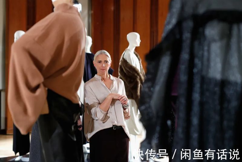 chris|60岁阿姨把黑大衣穿得好惊艳,头发花白还扎个啾啾,我也不怕老了