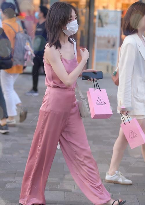 粉色真丝套装外搭白色针织衫，质感轻薄，高级优雅