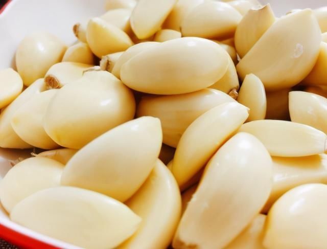 腌腊八蒜，别只会放醋，多加1个技巧，2天就变绿，香又脆还解腻