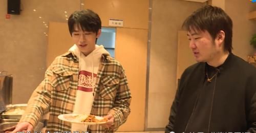 宋亚轩广电食堂吃自助餐，吃肉怕浪费，拿了两个大馒头：山东人最爱