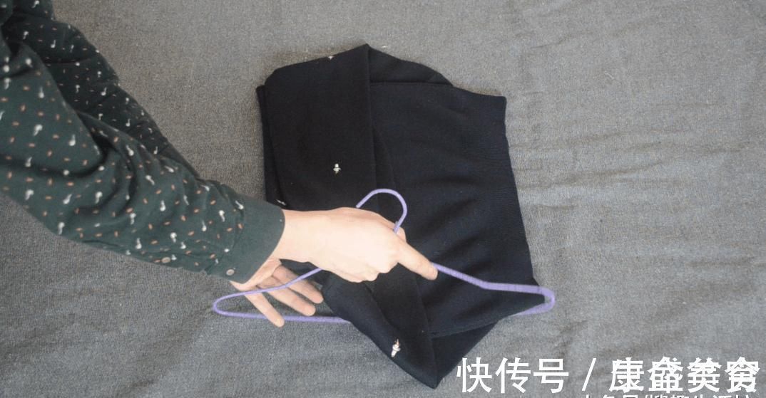 这才是挂毛衣的正确方法, 挂多久肩部都不会变形, 方法简单又实用