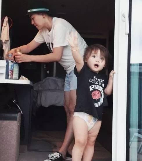 单亲妈妈|不想结婚但想要孩子,砸50万生5国混血儿的单亲妈妈,现在咋样了?