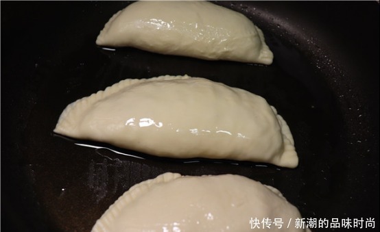 韭菜|萝卜菜盒子这样做太香了,皮薄馅大,凉了也不会硬,比韭菜盒子香