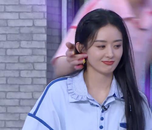 颜料|谢娜回归《快本》超热闹，丁程鑫戳赵丽颖脸蛋，手部细节暴露人品