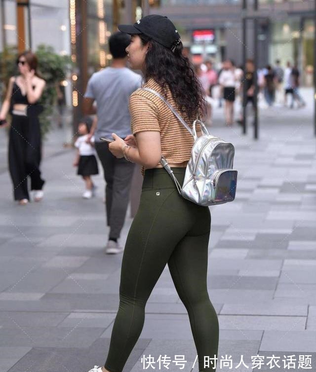 条纹 圆领条纹短袖搭配运动裤,简洁不单调,青春靓丽!