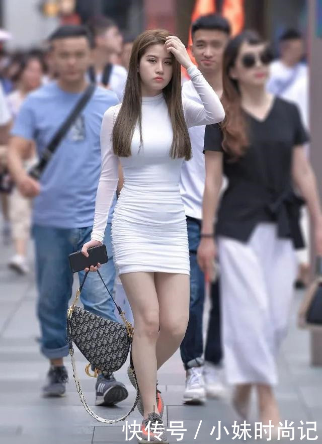 轻松|街拍:时尚美女,一袭白裙,轻松穿出曼妙的身姿,迷人的气质