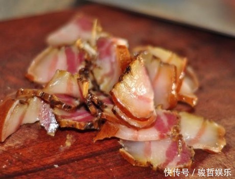 炒腊肉时，有人焯水有人蒸厨师学会正确方法，腊肉嫩滑不硬