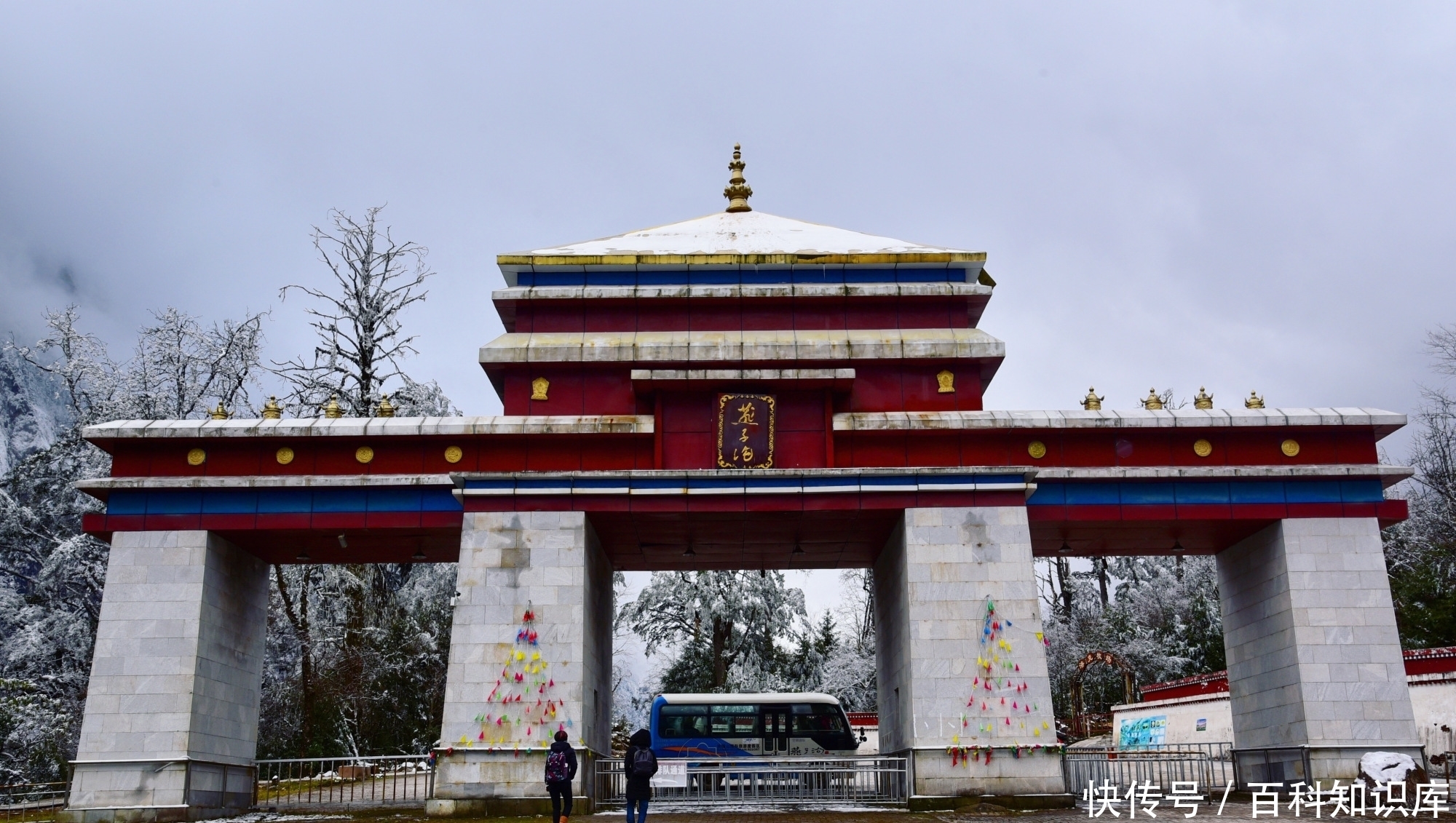 四川甘孜的原始景区，内部藏式风情浓郁，路上每一棵树都是风景