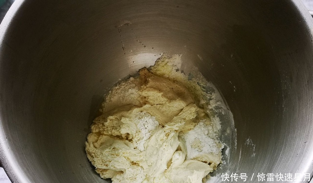 这款蛋黄肉松面包，柔软又香甜，吃过的人都说好！