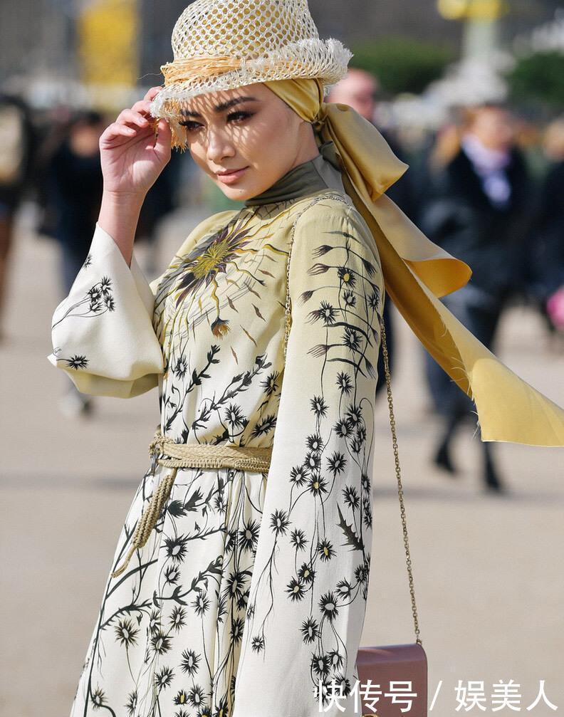 丝巾怎么戴才时髦？绑在手腕上当手链很潮，变成发带也很酷