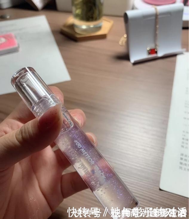 小技巧 氛围感美女唇妆是重点,口红谁都涂,配合小技巧颜值翻倍!