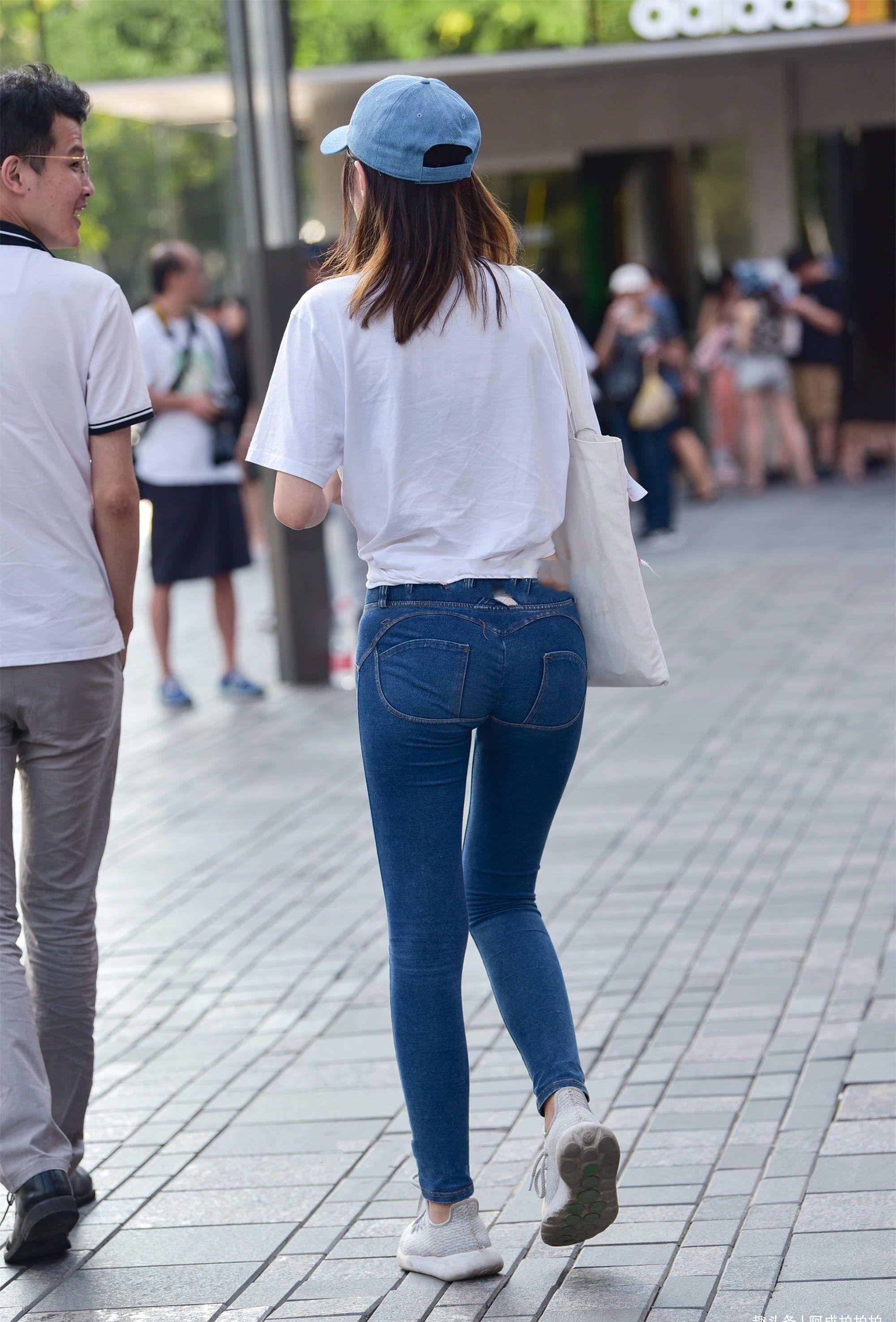 低腰牛仔裤，搭配一件白色短袖，舒适休闲也简单