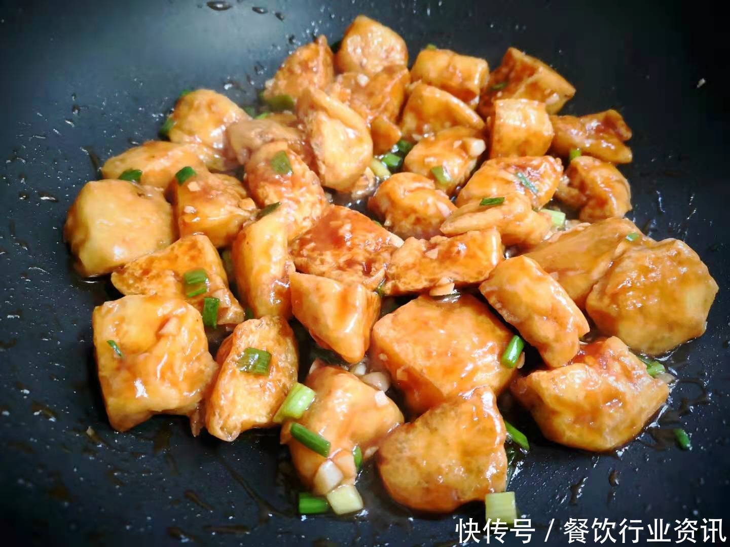 块钱|酱汁油豆腐,这菜我家隔几天做一回,2块钱炒一大盘,比肉还好吃