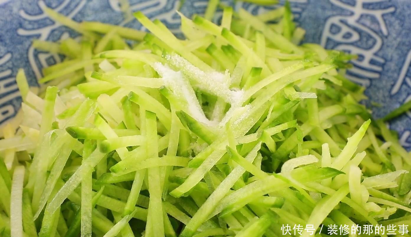 鸡蛋|一个萝卜，两个鸡蛋，这样做超好吃，皮薄大馅，香酥多汁比包子香