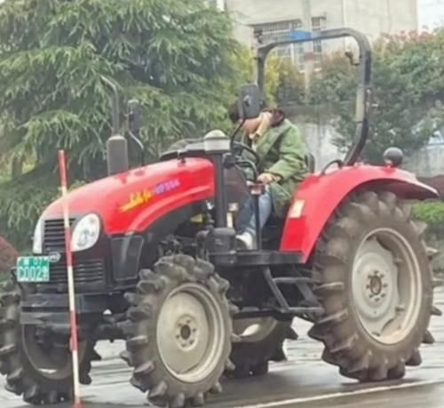 向往5张艺兴路透，开拖拉机上班好拉风，看到单手操作：好家伙！