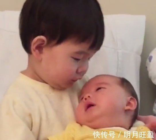 小眼神|妹妹哭闹不停,哥哥抱起二宝满脸的溺爱,网友:有哥的妹妹像个宝