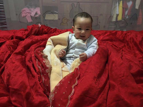 宝爸|妈妈趁娃睡觉就赶时间去洗衣服,转头看到这一幕,眼眶一下湿润了