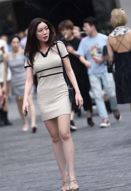 腰部增加了瘦身设计,上身显得苗条,例如条纹针织连衣裙
