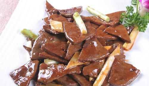 年紀(jì)不大，臉色卻挺黃？拒絕做“黃臉婆”，可以多吃6種食物