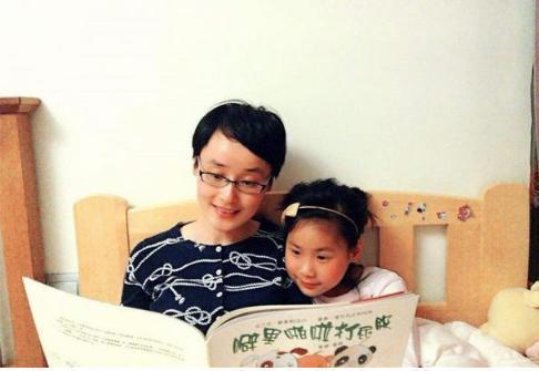 孩子|“佛系夫妻”睡姿火了,夫妻恩爱孩子随意睡,网友:孩子是意外