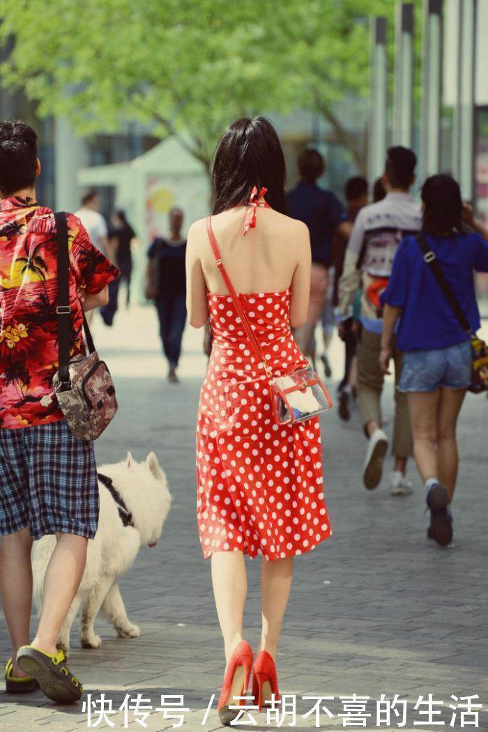 牛仔裤的穿搭,还是喇叭裤的小姐姐略胜一筹哦