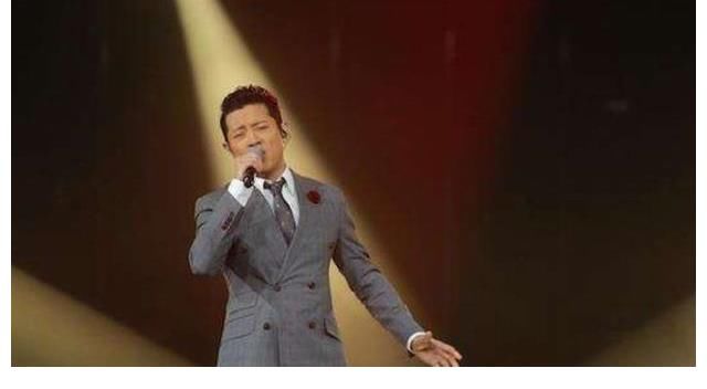 歌手|曾经的知名歌手,过气后参加比赛想翻红,被后辈淘汰当场发飙