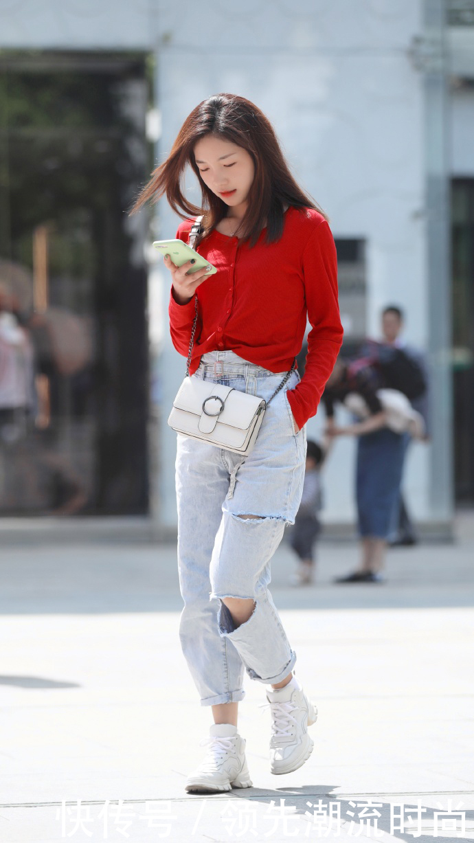 融入自己|小姐姐故意将牛仔裤撕裂,秀腿又时尚,搭配红色上衣耀眼靓丽!