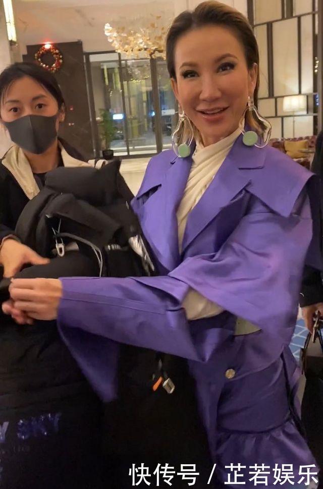 李玟终究是抵不过岁月!穿紫色套装脸色蜡黄,浮夸眼妆却挺显老