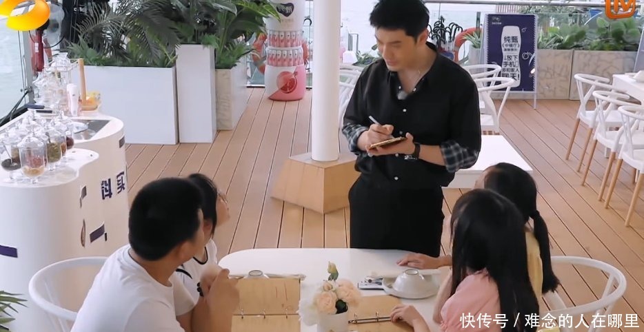 节目|黄晓明节目中被客人邀请一起吃，听到他如何婉拒，才懂baby眼光！