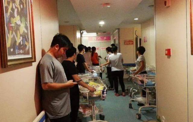 护士|孕妇在产房生了第二个孩子,但只有女儿在外面等着护士询问后哽咽了