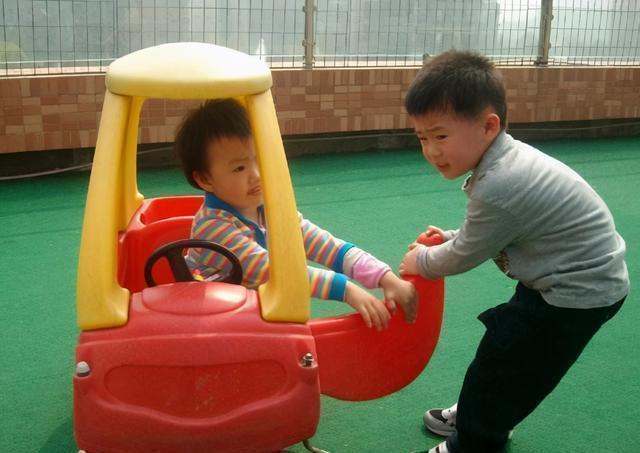 父母|孩子有这3种举动,说明孩子“情商低”,父母早纠正还来得及