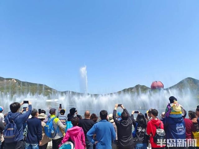 青岛世博园三天纳客五万，芝樱花海、水舞秀、植物馆成网红打卡地