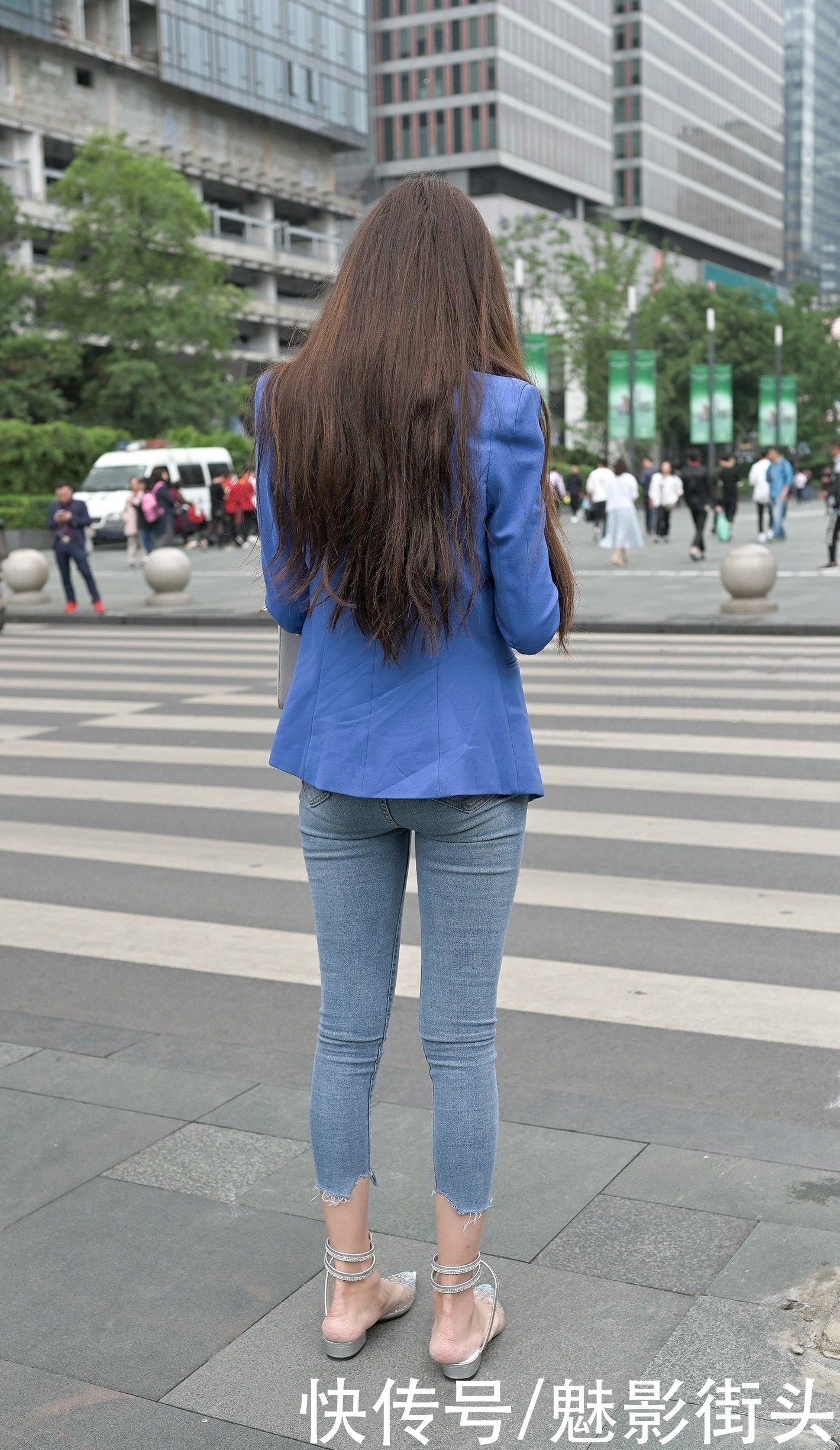  身材|美女用西装外套搭配紧身牛仔裤，藏肉显身材，还增添时尚气质