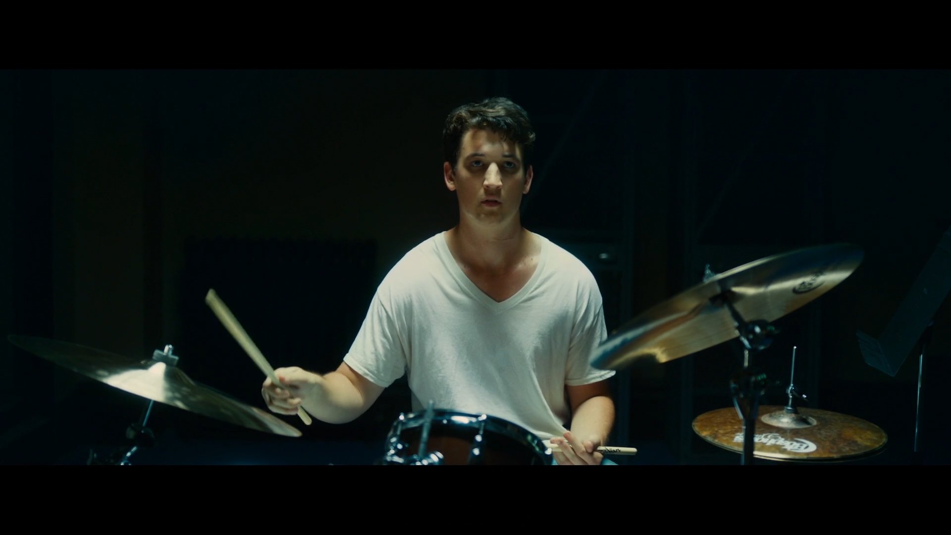 《爆裂鼓手》开场镜头，如何通过剪辑画面塑造紧张的情绪？