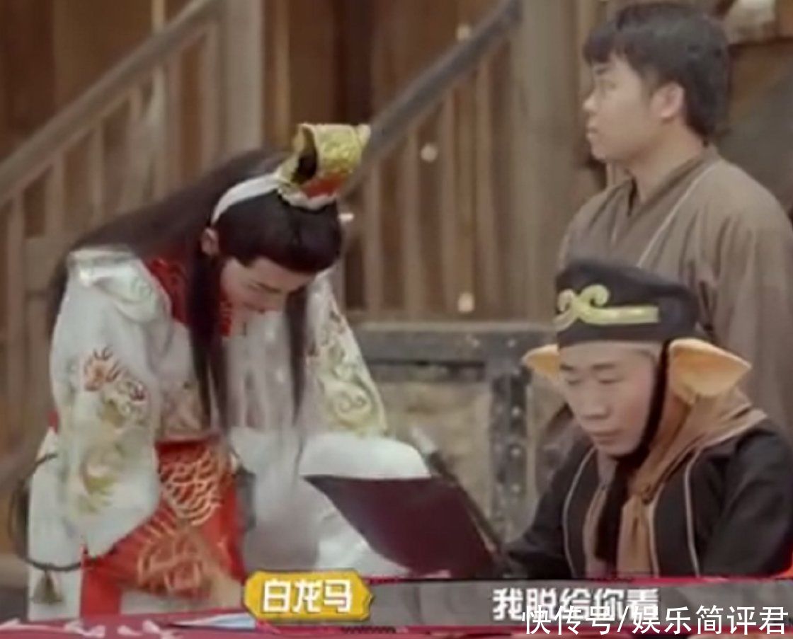 路透照|宋亚轩玩游戏好认真，拖鞋证明清白，却意外暴露自己的身高