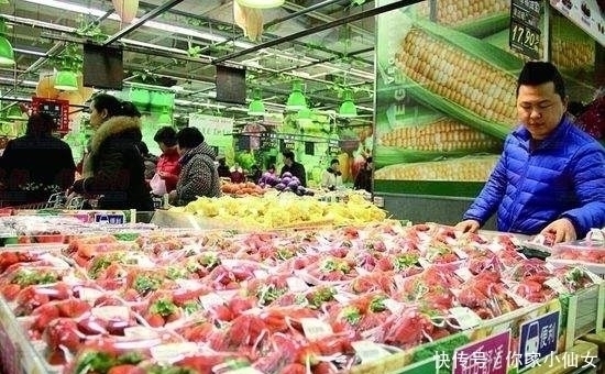 孙子|老人带孙子逛超市，孩子把草莓捏着玩，老人说11字店员不敢制止