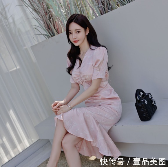 时尚&女神孙允珠时尚搭配:微甜蜜桃科尔多瓦经典刺绣裙